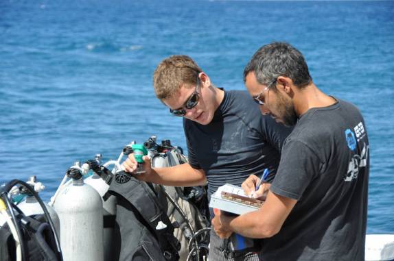 Conferindo as medidas de Nitrox antes do primeiro mergulho em Saba - Caribe